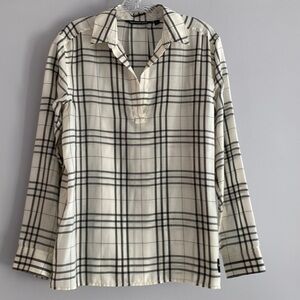 Calvin Klein Jeans ivory gray plaid blouse. Long sleeves V-neck collar. Small
C